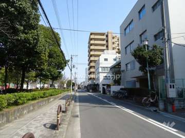 敷地北側の前面道路。道を挟んで『南吹田公園』があります。