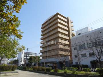 公園から見たネバーランドラルジュ江坂弐番館の外観