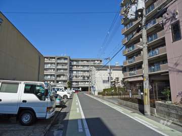 敷地西側の前面道路
