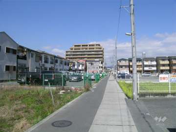 周辺は一戸建てとマンションが混在する静かな住宅地です。