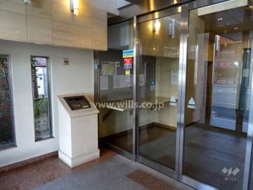 エントランスはオートロック付きです。