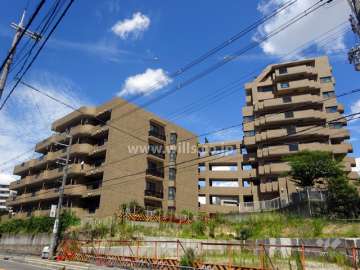アパガーデンヒルズ吹田片山公園の外観（南側から）