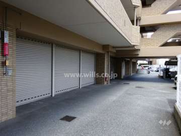 シャッター付平面駐車場