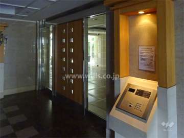 エントランス。オートロック付きです。