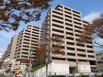 ジオ阪急千里山田の外観（北側から）　手前がサウスウイング。