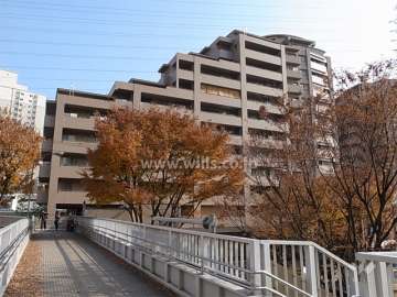 ジオ阪急千里山田の外観（西側から）　フロントウイング。