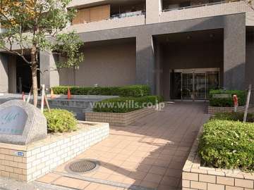 西側のエントランス