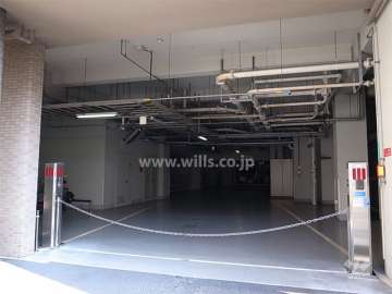 敷地内駐車場（地階にあり、ロボットゲート付きです。）