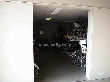 駐輪場（屋内にあり、他にバイク置き場もあります。）