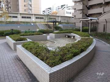 エターナルガーデン。斜面を利用した滑り台なども設置されています。