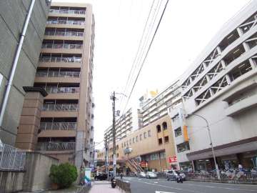 周辺はJR吹田駅がすぐ近くにあり、賑わいがあります