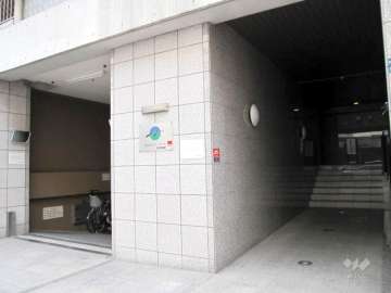 エントランス(右）と駐車場(左)への進入口