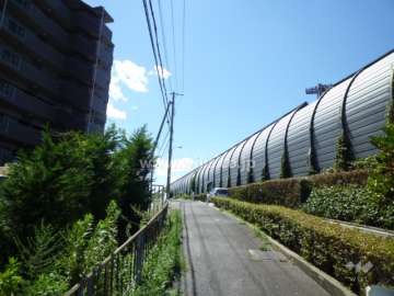 敷地の北側前面道路。前面道路を挟んで名神高速が通っています。