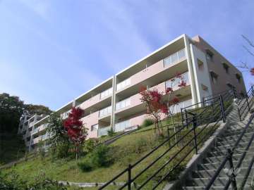 セーリオ宝塚1番館の外観（周囲を緑に囲まれています）