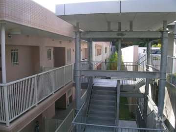 エントランスと棟とを結ぶ渡り廊下と階段