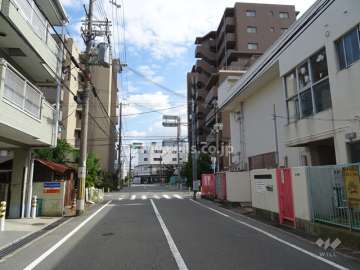 敷地北東側の前面道路（北西側から）