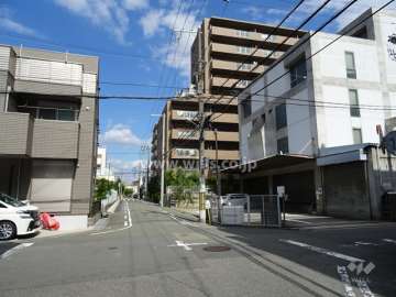 敷地北西側の前面道路（南西側から）