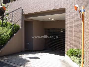 駐車場入り口（リングシャッター付き）