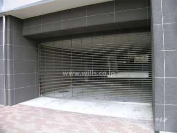 ロボットゲート付きの駐車場入り口