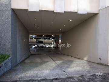 半地下になっている駐車場へのアプローチ