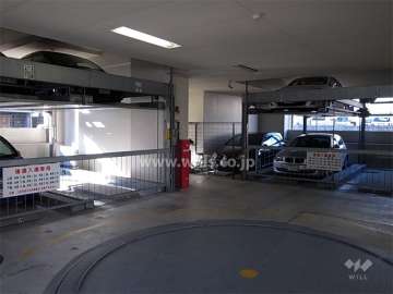 敷地内駐車場は機械式。中央にはターンテーブルが設置されています。