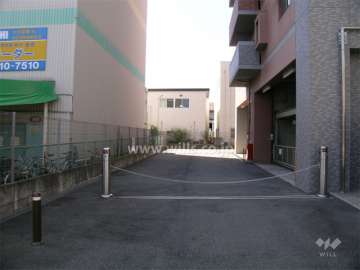 ロボットゲート付きの駐車場入り口