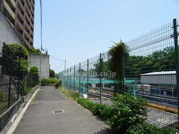 敷地南側の遊歩道。右手には「北大阪急行電鉄桃山台車庫」があります。