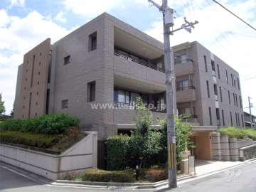 北西側から見た外観