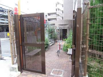 敷地北側のサブのエントランス