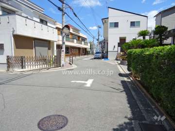 敷地北側の前面道路（西側から）