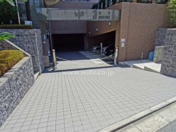 駐車場出入り口（ロボットゲート付）