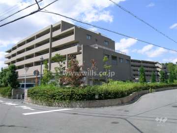 ロイヤルアーク千里藤白台の外観（南東側から）