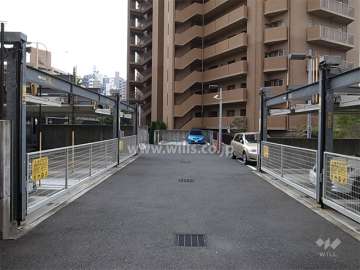 敷地北部分にある敷地内駐車場（屋外）