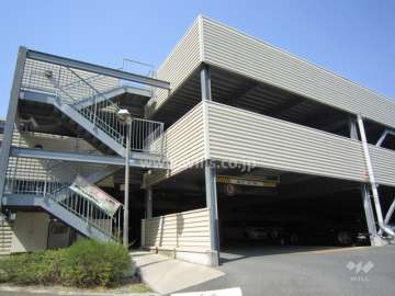 敷地北側に設けられた駐車場棟