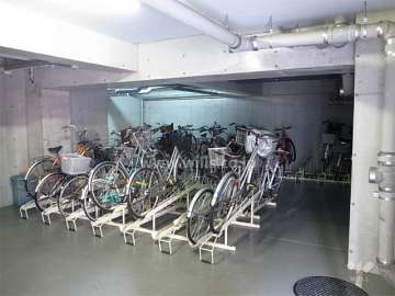 屋内にある駐輪場