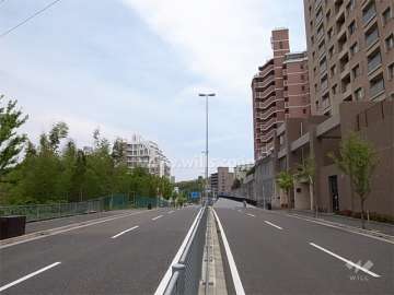 敷地の北側は4車線の通りに面しています。