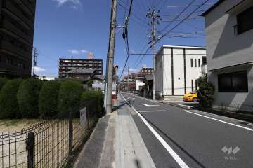 敷地東側の前面道路（南側から）