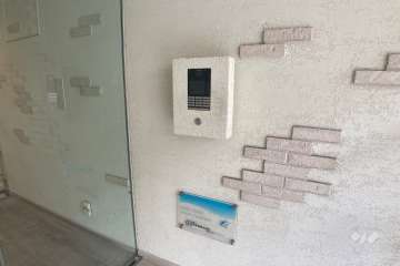 エントランスはオートロック付きです。