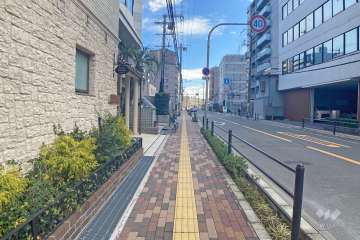 敷地南側の前面道路（西側から）