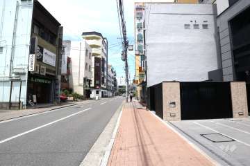 敷地西側の前面道路（南側から）