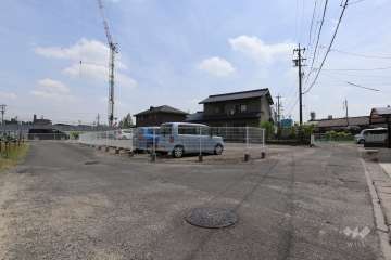 敷地東側の前面道路（北側から）