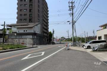敷地北側の前面道路（東側から）