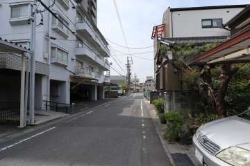 敷地北西側の前面道路（北東側から）