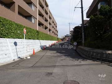 敷地南側の道路。南側の建物とは間隔があります。