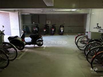 屋内にある駐輪場とバイク置き場