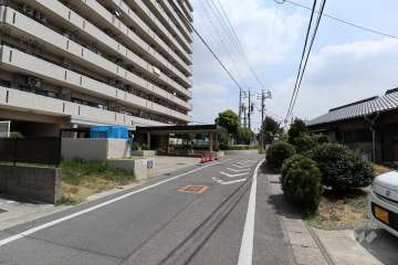 敷地南側の前面道路（西側から）