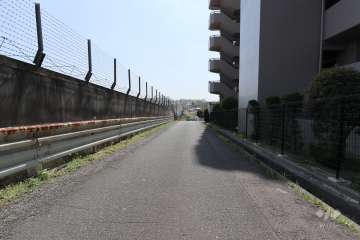 敷地北東側の前面道路（北西側から）