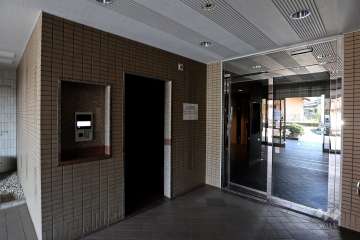 エントランスはオートロック付きです。