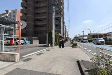 敷地南西側の前面道路（北西側から）