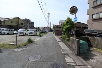 敷地東側の前面道路（北側から）